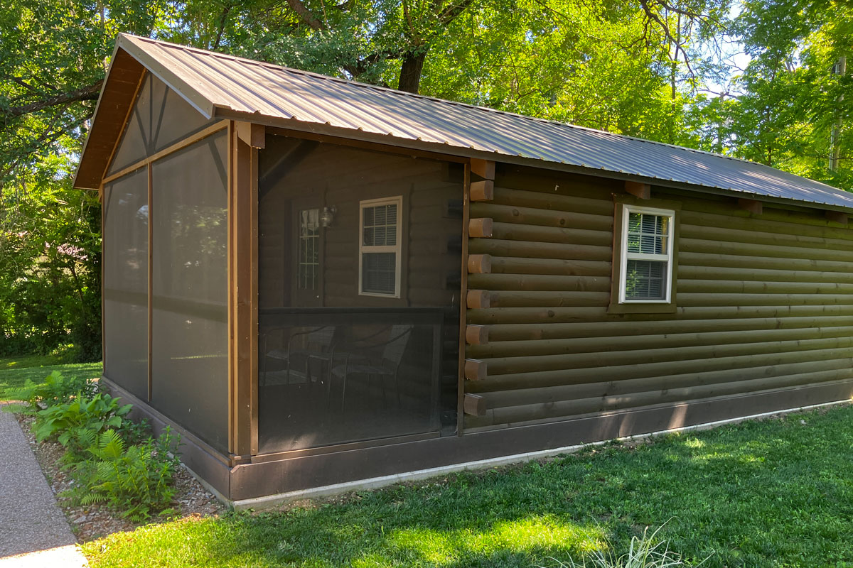 Cabin 4 screened in porch